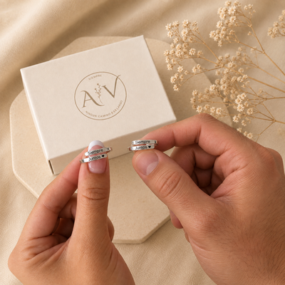 Pareja sosteniendo los anillos Siempre Juntos