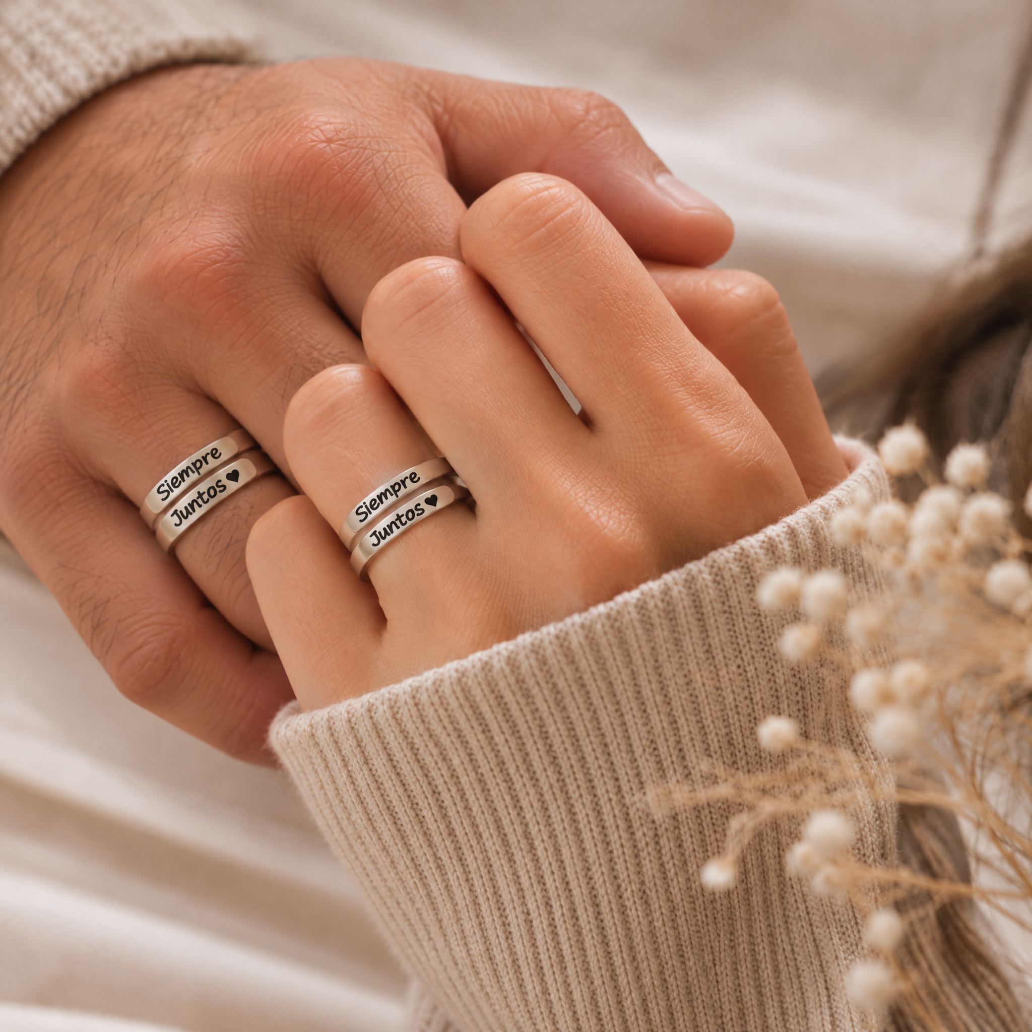 Pareja de la mano con anillos Siempre Juntos